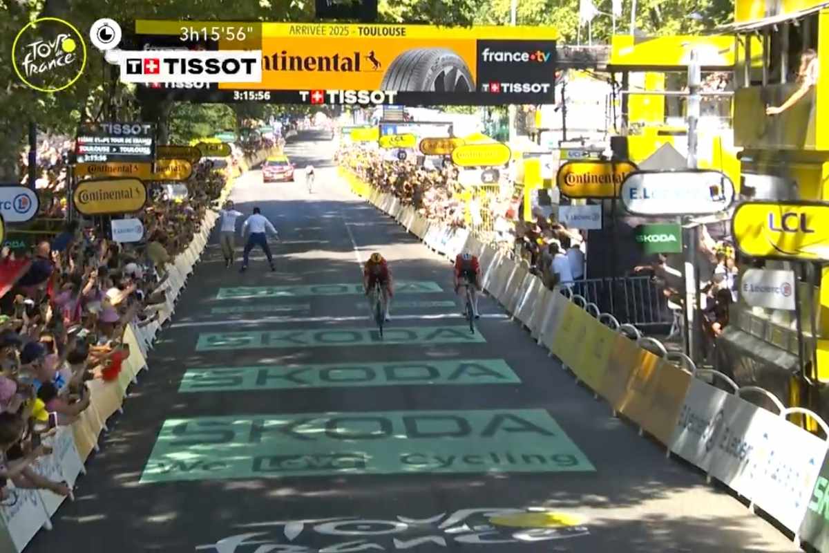 Sprint vincente di Abrahamsen a Tolosa caduta di Pogacar nel finale