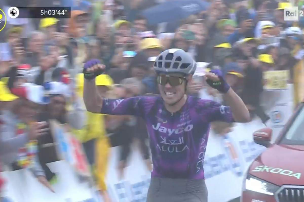 O’ Connor si prende la prima tappa alpina sul Col de la Loze. Vingegaard attacca ma Pogacar risponde